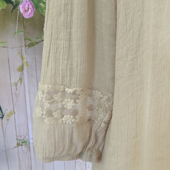 ~SOLD~ Lace and Crochet Blouse Size Medium - Picture 3 of 7